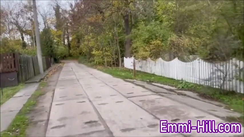 Une petite adolescente allemande se livre à des jeux de pisse en plein air, libérant son énorme contenu. Sa performance solo met en valeur la pisse et le léchage de chatte, offrant un aperçu alléchant du monde des femmes amateurs qui pissent.