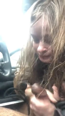 البنت قابلت أعز صاحبتها في جلسة تدريب. الصاحبة، اللي عندها خبرة وثقة، علمتها الحركات. بعد ما وسعت جسمها، عدلت هدومها، وبعدها دخلت معاها في لعب حميمي، وبدأت تستكشف جسمها بشغف.