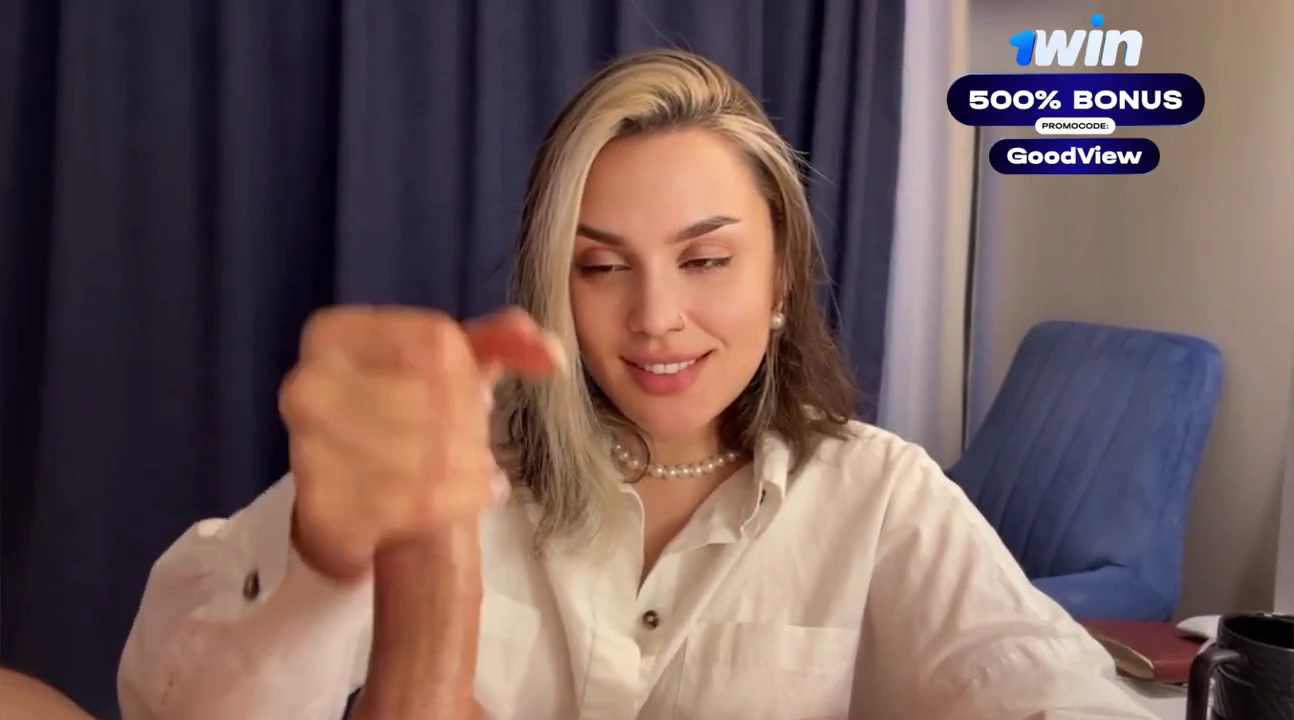 Découvrez le plaisir ultime avec une belle-mère expérimentée. Regardez ses mains habiles travailler la magie, caressant et taquinant jusqu'à un point culminant satisfaisant. Des images en haute définition capturent chaque détail de sa performance experte. Plongez dans ce moment de jeu intime et adulte.